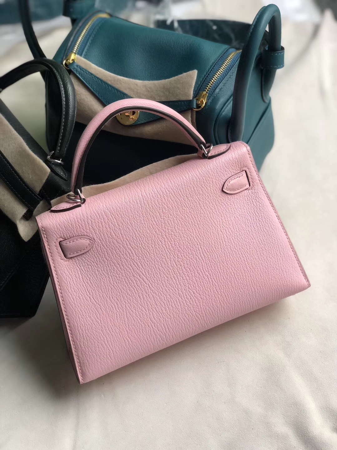 Hermès(爱马仕)mini kelly 山羊皮 3Q粉 芭比粉 银扣 定制-拉尔森鳄鱼皮具定制 - 爱马仕包包官网 Hermès(爱马仕)mini kelly 山羊皮 3Q粉 芭比粉 银扣 定制