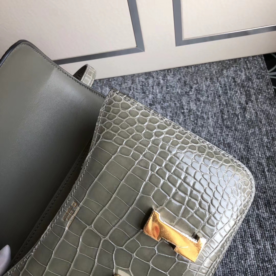 Hermès（爱马仕）Constance 18cm Alligator shiny 亮面鳄鱼  ck81 斑鸠灰 Gris T 金扣 顶级手缝 现货