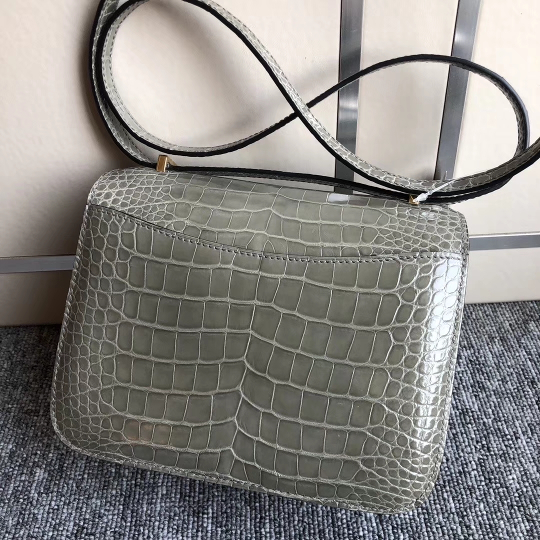 Hermès（爱马仕）Constance 18cm Alligator shiny 亮面鳄鱼  ck81 斑鸠灰 Gris T 金扣 顶级手缝 现货