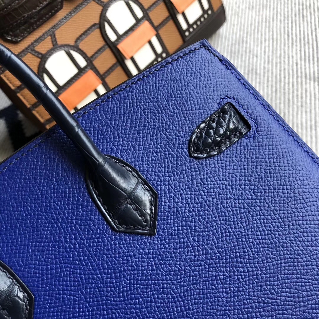 Hermès(爱马仕)Birkin 20cm 蓝色小房子 银扣 限量限量-拉尔森鳄鱼皮具定制 - 爱马仕包包官网 Hermès(爱马仕)Birkin 20cm 蓝色小房子 银扣 限量限量
