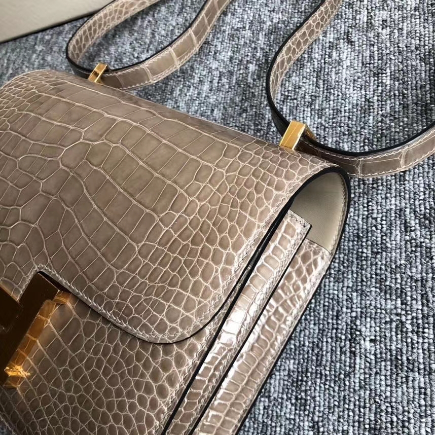 Hermès（爱马仕）Constance 24cm Alligator shiny 亮面鳄鱼 ck81 斑鸠灰 Gris T 金扣 现货