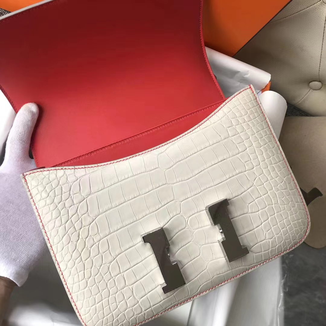 Hermès（爱马仕）Constance 23cm 雾面框框美洲鳄 8L奶油白内拼杜鹃红 蜡线全缝 马蹄银扣