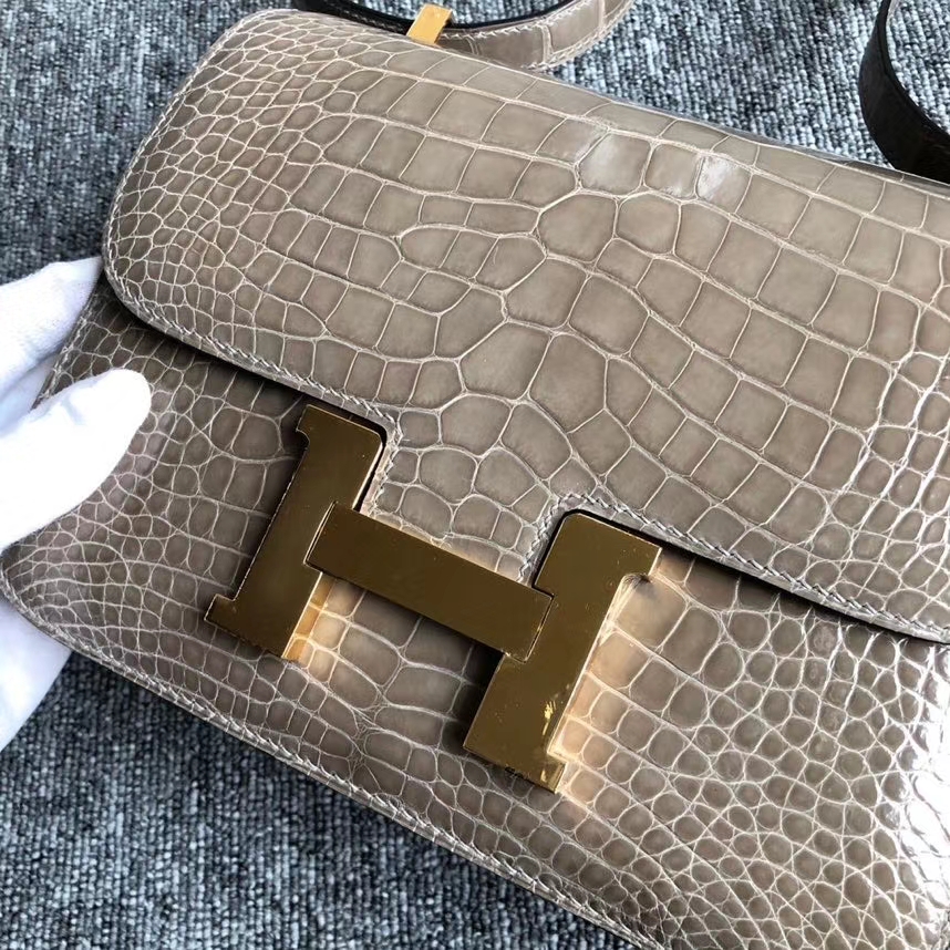 Hermès（爱马仕）Constance 24cm Alligator shiny 亮面鳄鱼 ck81 斑鸠灰 Gris T 金扣 现货