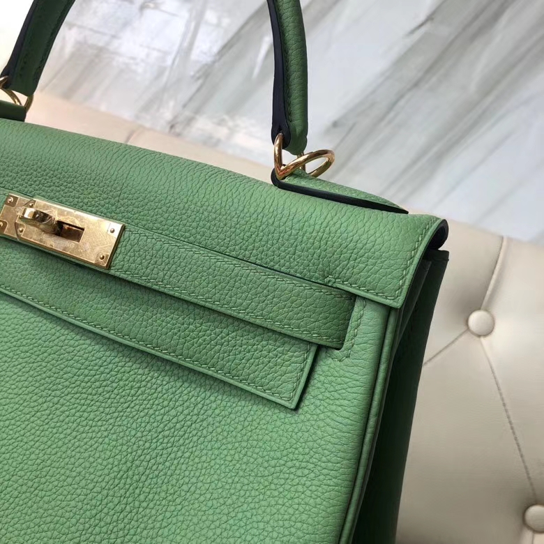 Hermès(爱马仕)Kelly 28cm 原厂小牛皮 togo 3i 牛油果绿 金扣 顶级手缝 现货-拉尔森鳄鱼皮具定制 - 爱马仕包包官网 Hermès(爱马仕)Kelly 28cm 原厂小牛皮 togo 3i 牛油果绿 金扣 顶级手缝 现货