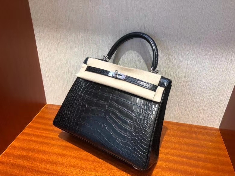 Hermès(爱马仕)Kelly 25cm Alligator matt 雾面鳄鱼 ck89 黑色 Noir 银扣 顶级手缝 现货-拉尔森鳄鱼皮具定制 - 爱马仕包包官网 Hermès(爱马仕)Kelly 25cm Alligator matt 雾面鳄鱼 ck89 黑色 Noir 银扣 顶级手缝 现货