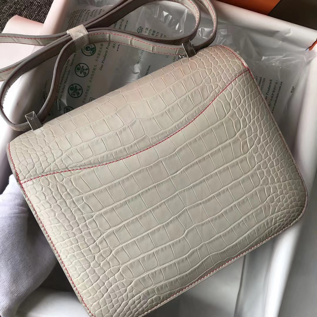 Hermès（爱马仕）Constance 23cm 雾面框框美洲鳄 8L奶油白内拼杜鹃红 蜡线全缝 马蹄银扣