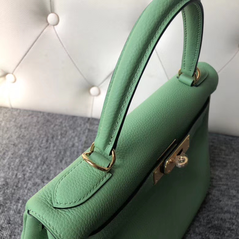 Hermès(爱马仕)Kelly 28cm 原厂小牛皮 togo 3i 牛油果绿 金扣 顶级手缝 现货-拉尔森鳄鱼皮具定制 - 爱马仕包包官网 Hermès(爱马仕)Kelly 28cm 原厂小牛皮 togo 3i 牛油果绿 金扣 顶级手缝 现货