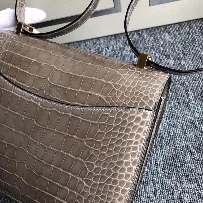 Hermès（爱马仕）Constance 24cm Alligator shiny 亮面鳄鱼 ck81 斑鸠灰 Gris T 金扣 现货