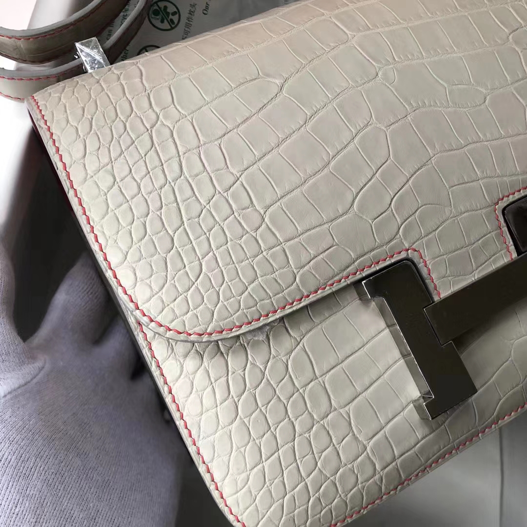 Hermès（爱马仕）Constance 23cm 雾面框框美洲鳄 8L奶油白内拼杜鹃红 蜡线全缝 马蹄银扣