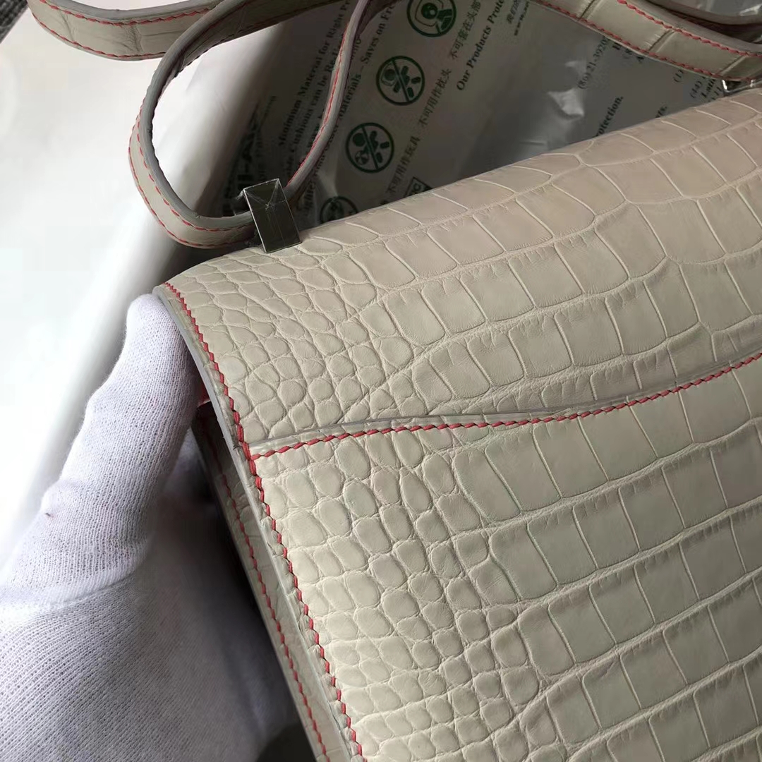 Hermès（爱马仕）Constance 23cm 雾面框框美洲鳄 8L奶油白内拼杜鹃红 蜡线全缝 马蹄银扣