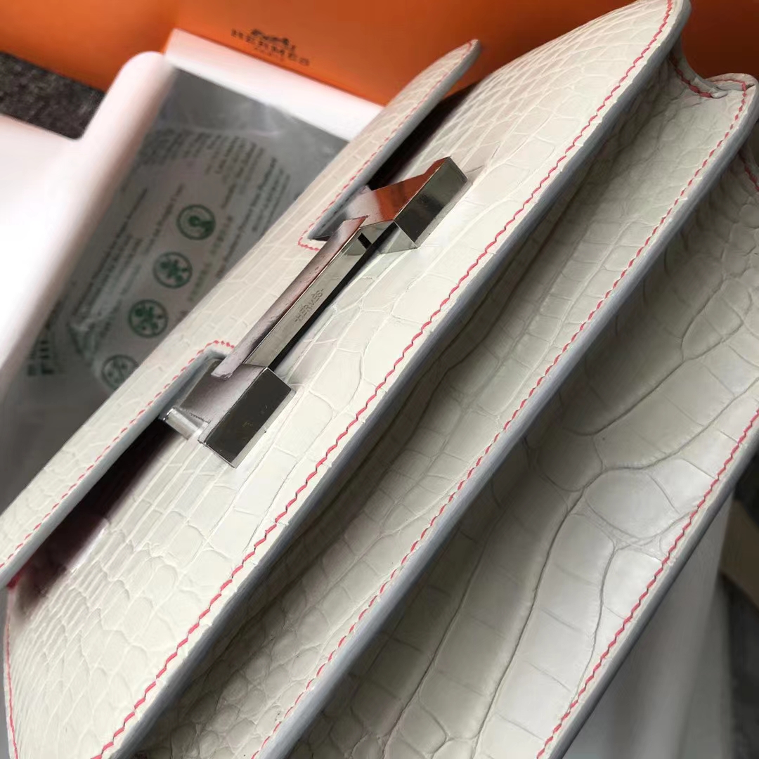 Hermès（爱马仕）Constance 23cm 雾面框框美洲鳄 8L奶油白内拼杜鹃红 蜡线全缝 马蹄银扣