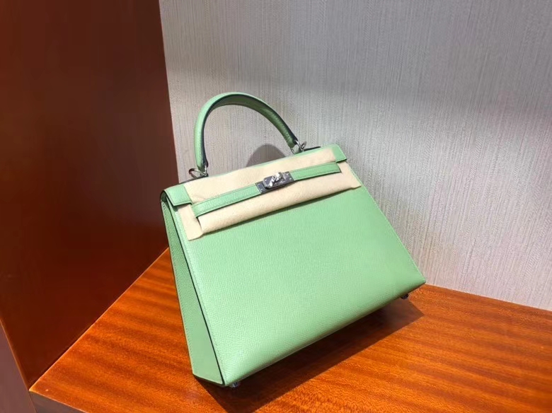 Hermès(爱马仕)Kelly 凯莉包 Epsom 原厂掌纹皮 3I 牛油果绿 银扣 25cm 顶级手缝 现货-拉尔森鳄鱼皮具定制 - 爱马仕包包官网 Hermès(爱马仕)Kelly 凯莉包 Epsom 原厂掌纹皮 3I 牛油果绿 银扣 25cm 顶级手缝 现货