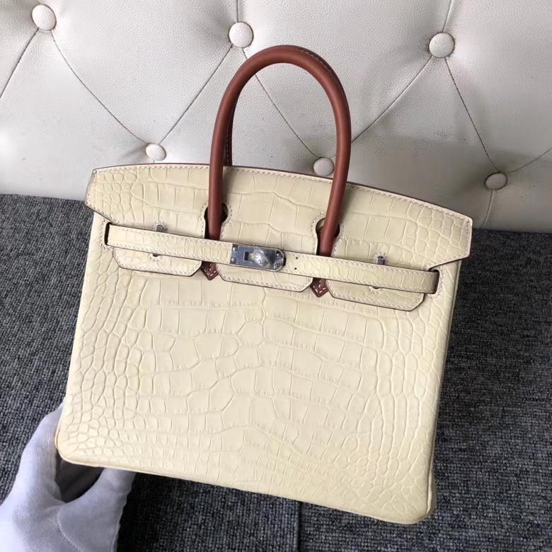 Hermès（爱马仕）Birkin 25cm Alligator matt 雾面鳄鱼 Y1香草色 拼马鞍皮金棕色 银扣 顶级手缝 现货