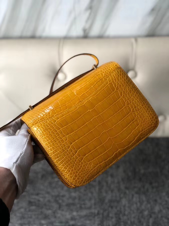 Hermès(爱马仕)Constance 18cm Alligator shiny 亮面鳄鱼 9D 琥珀黄 Ambre 金扣 顶级手缝 现货-拉尔森鳄鱼皮具定制 - 爱马仕包包官网 Hermès(爱马仕)Constance 18cm Alligator shiny 亮面鳄鱼 9D 琥珀黄 Ambre 金扣 顶级手缝 现货