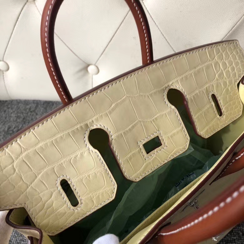 Hermès(爱马仕)Birkin 25cm Alligator matt 雾面鳄鱼 Y1香草色 拼马鞍皮金棕色 银扣 顶级手缝 现货-拉尔森鳄鱼皮具定制 - 爱马仕包包官网 Hermès(爱马仕)Birkin 25cm Alligator matt 雾面鳄鱼 Y1香草色 拼马鞍皮金棕色 银扣 顶级手缝 现货