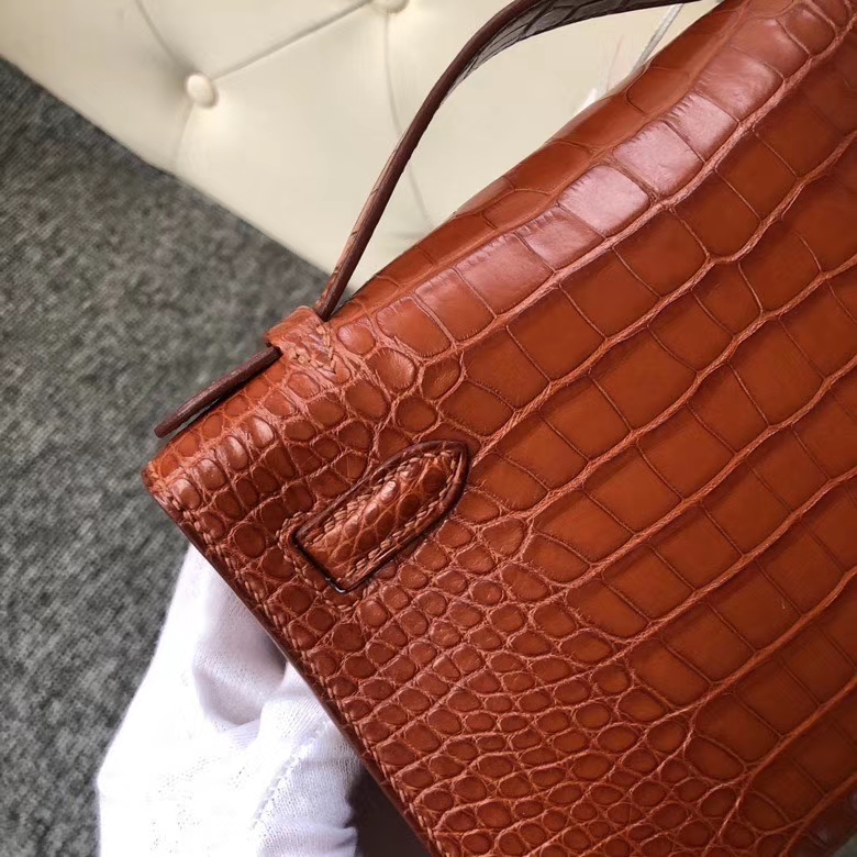 Hermès（爱马仕）Mini kelly pochette 22cm Alligator matt 雾面鳄鱼 棕色 马鞍色 金扣 顶级手缝 现货