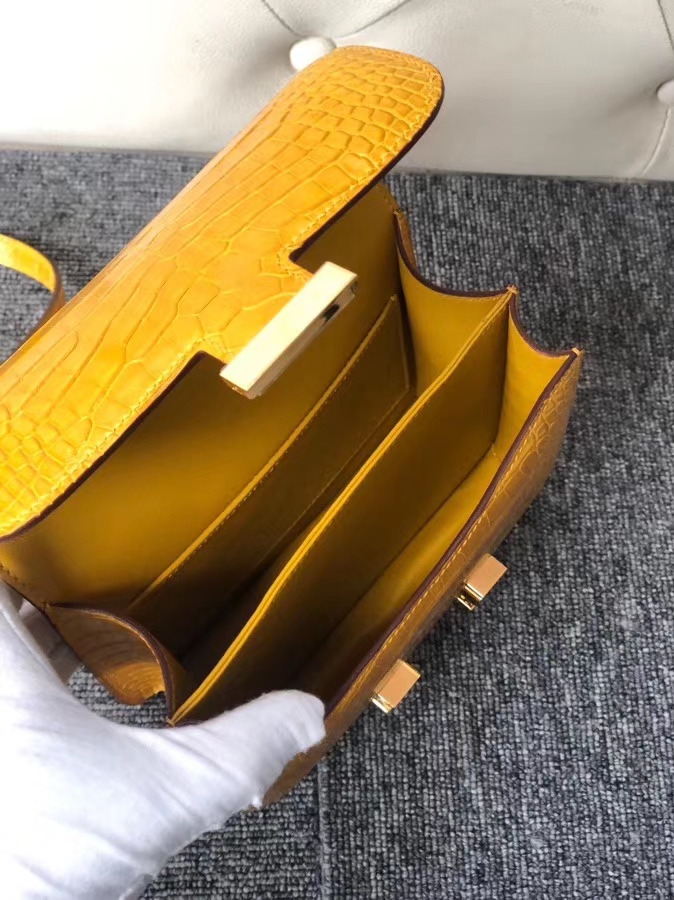 Hermès（爱马仕）Constance 18cm Alligator shiny 亮面鳄鱼 9D 琥珀黄 Ambre 金扣 顶级手缝 现货