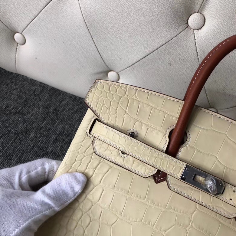 Hermès（爱马仕）Birkin 25cm Alligator matt 雾面鳄鱼 Y1香草色 拼马鞍皮金棕色 银扣 顶级手缝 现货