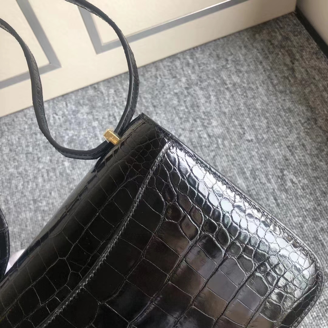 Hermès(爱马仕)Constance 空姐包 shiny alligator crocodile 亮面鳄鱼 Ck89黑色 蜡线全缝 金扣 19cm-拉尔森鳄鱼皮具定制 - 爱马仕包包官网 Hermès(爱马仕)Constance 空姐包 shiny alligator crocodile 亮面鳄鱼 Ck89黑色 蜡线全缝 金扣 19cm