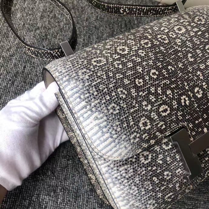 Hermès（爱马仕）Constance 24cm Lizard 进口亮面蜥蜴 01 原色 黑白花色 银扣 定制