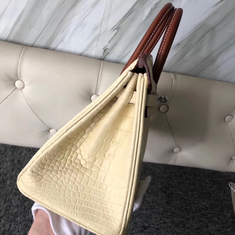 Hermès（爱马仕）Birkin 25cm Alligator matt 雾面鳄鱼 Y1香草色 拼马鞍皮金棕色 银扣 顶级手缝 现货