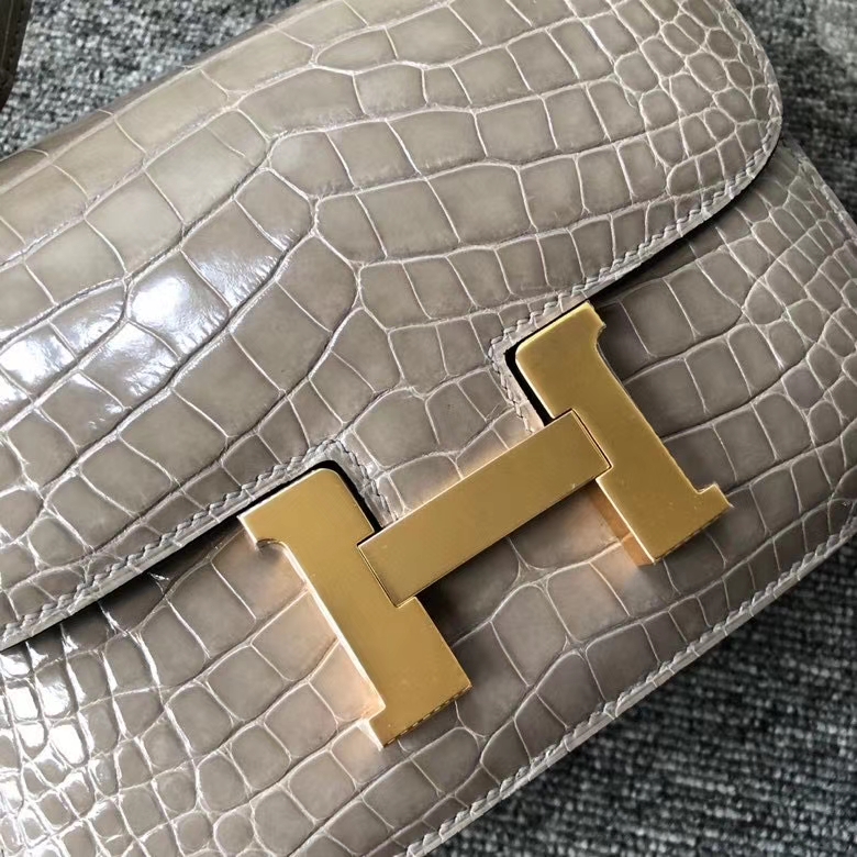 Hermès(爱马仕)Constance 18cm Alligator shiny 亮面鳄鱼 ck81 斑鸠灰 Gris T 金扣 顶级手缝 超美-拉尔森鳄鱼皮具定制 - 爱马仕包包官网 Hermès(爱马仕)Constance 18cm Alligator shiny 亮面鳄鱼 ck81 斑鸠灰 Gris T 金扣 顶级手缝 超美
