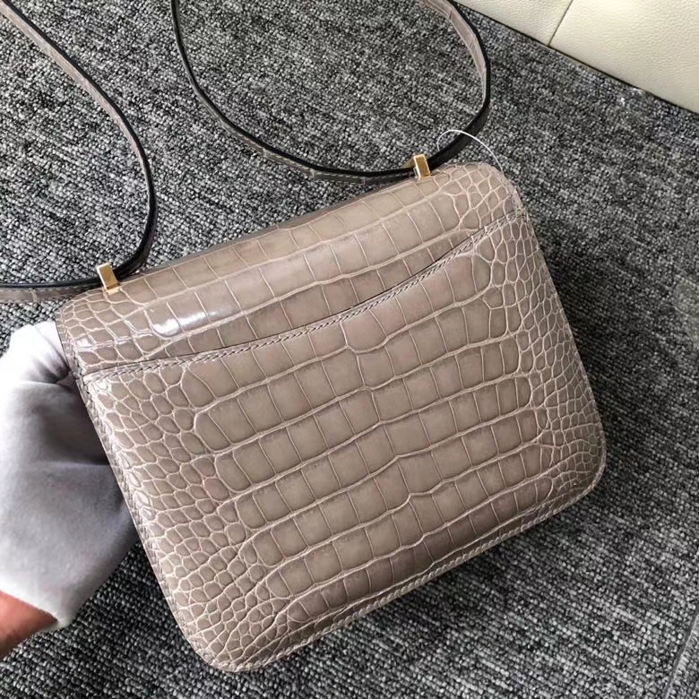 Hermès(爱马仕)Constance 18cm Alligator shiny 亮面鳄鱼 ck81 斑鸠灰 Gris T 金扣 顶级手缝 超美-拉尔森鳄鱼皮具定制 - 爱马仕包包官网 Hermès(爱马仕)Constance 18cm Alligator shiny 亮面鳄鱼 ck81 斑鸠灰 Gris T 金扣 顶级手缝 超美
