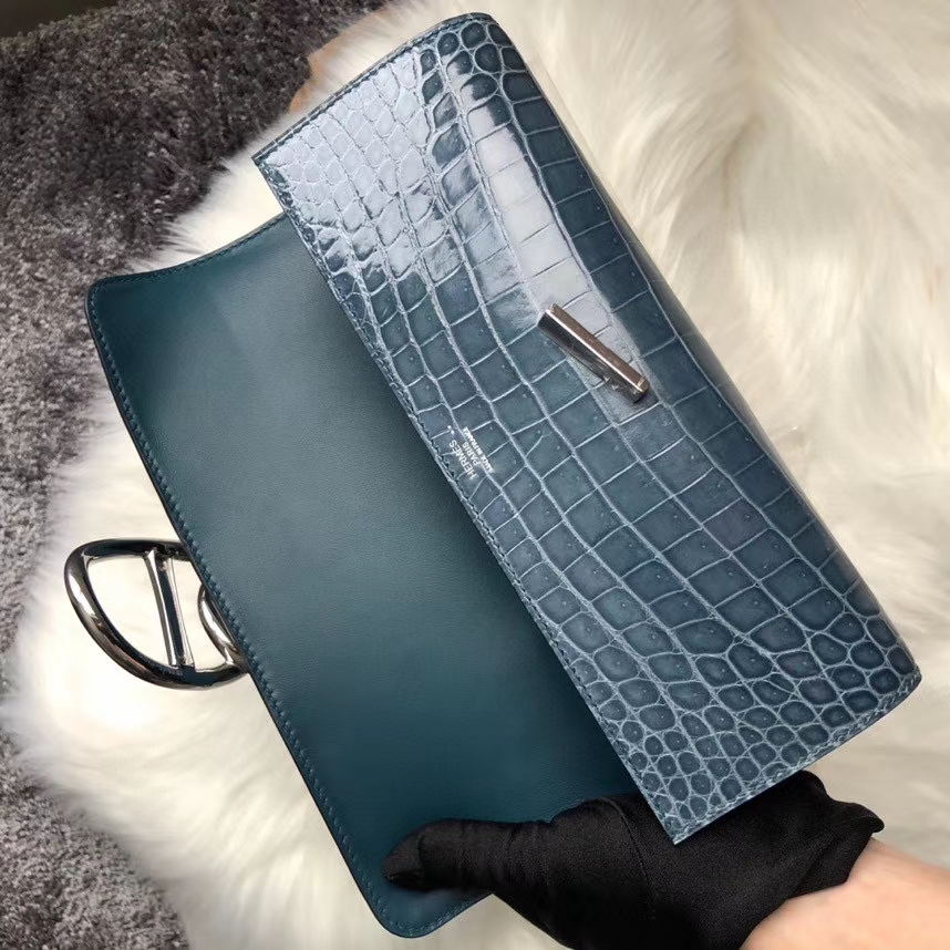 Hermès(爱马仕)亮面鳄鱼 ck75 牛仔蓝 Blue jean 银扣 顶级手缝 手拿包 晚宴包-拉尔森鳄鱼皮具定制 - 爱马仕包包官网 Hermès(爱马仕)亮面鳄鱼 ck75 牛仔蓝 Blue jean 银扣 顶级手缝 手拿包 晚宴包