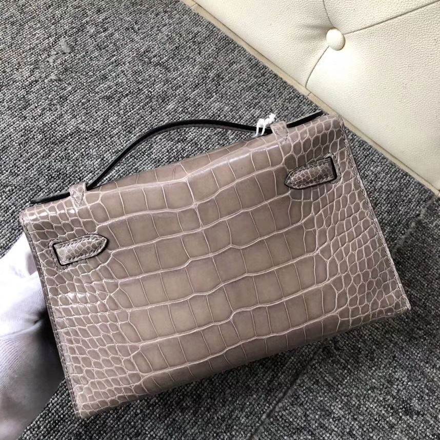 Hermès(爱马仕)Mini kelly pochette 22cm Alligator shiny 亮面鳄鱼 ck81 斑鸠灰 银扣 现货-拉尔森鳄鱼皮具定制 - 爱马仕包包官网 Hermès(爱马仕)Mini kelly pochette 22cm Alligator shiny 亮面鳄鱼 ck81 斑鸠灰 银扣 现货