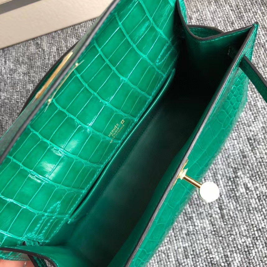 Hermès(爱马仕)Mini kelly pochette 22cm Alligator shiny 亮面鳄鱼 6Q翡翠绿 金扣 现货-拉尔森鳄鱼皮具定制 - 爱马仕包包官网 Hermès(爱马仕)Mini kelly pochette 22cm Alligator shiny 亮面鳄鱼 6Q翡翠绿 金扣 现货