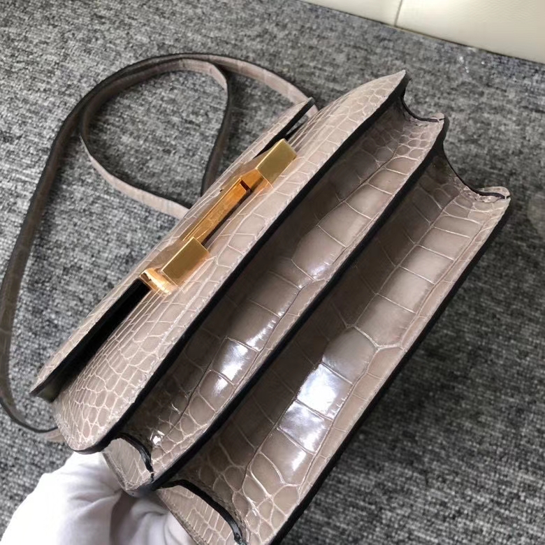 Hermès(爱马仕)Constance 18cm Alligator shiny 亮面鳄鱼 ck81 斑鸠灰 Gris T 金扣 顶级手缝 超美-拉尔森鳄鱼皮具定制 - 爱马仕包包官网 Hermès(爱马仕)Constance 18cm Alligator shiny 亮面鳄鱼 ck81 斑鸠灰 Gris T 金扣 顶级手缝 超美