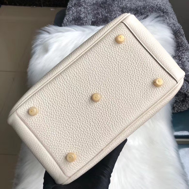 Hermès(爱马仕)Lindy 26cm ck10 奶昔白 Craie TC皮 金扣 顶级手缝 现货-拉尔森鳄鱼皮具定制 - 爱马仕包包官网 Hermès(爱马仕)Lindy 26cm ck10 奶昔白 Craie TC皮 金扣 顶级手缝 现货