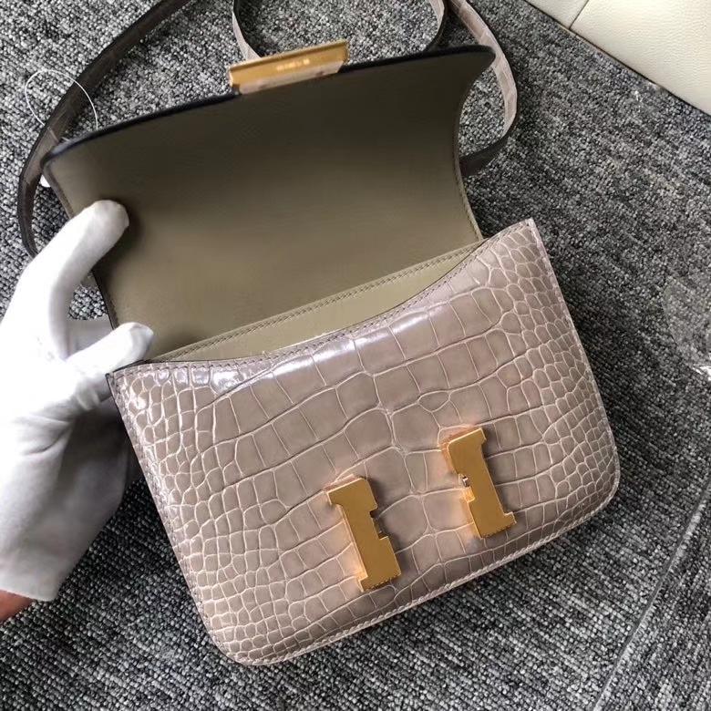 Hermès(爱马仕)Constance 18cm Alligator shiny 亮面鳄鱼 ck81 斑鸠灰 Gris T 金扣 顶级手缝 超美-拉尔森鳄鱼皮具定制 - 爱马仕包包官网 Hermès(爱马仕)Constance 18cm Alligator shiny 亮面鳄鱼 ck81 斑鸠灰 Gris T 金扣 顶级手缝 超美