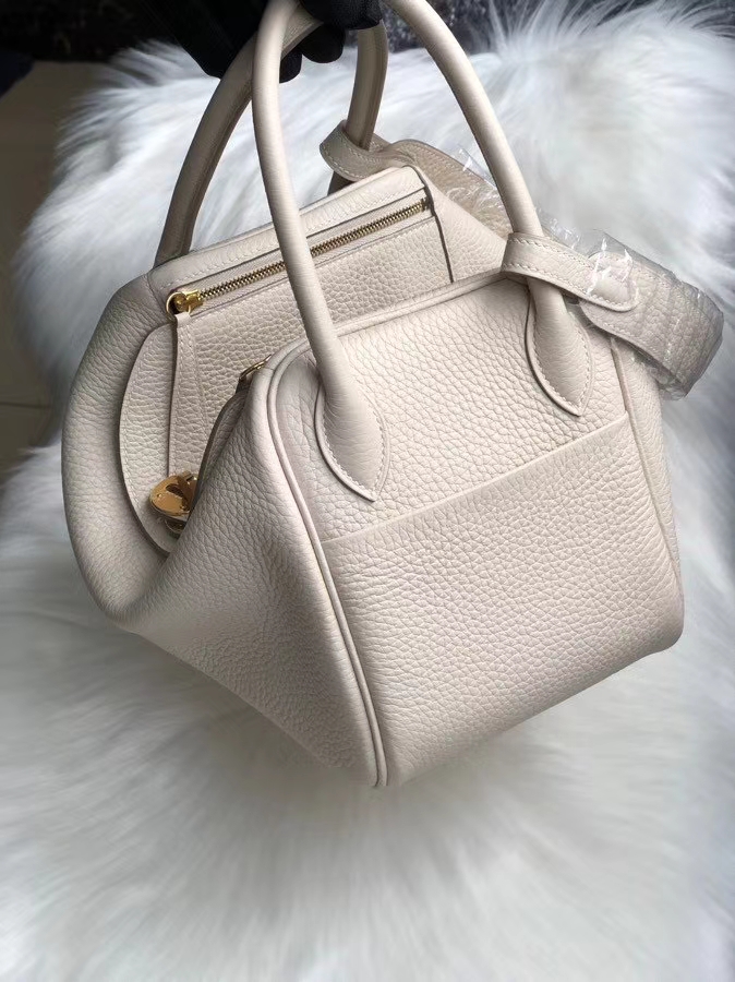 Hermès(爱马仕)Lindy 26cm ck10 奶昔白 Craie TC皮 金扣 顶级手缝 现货-拉尔森鳄鱼皮具定制 - 爱马仕包包官网 Hermès(爱马仕)Lindy 26cm ck10 奶昔白 Craie TC皮 金扣 顶级手缝 现货