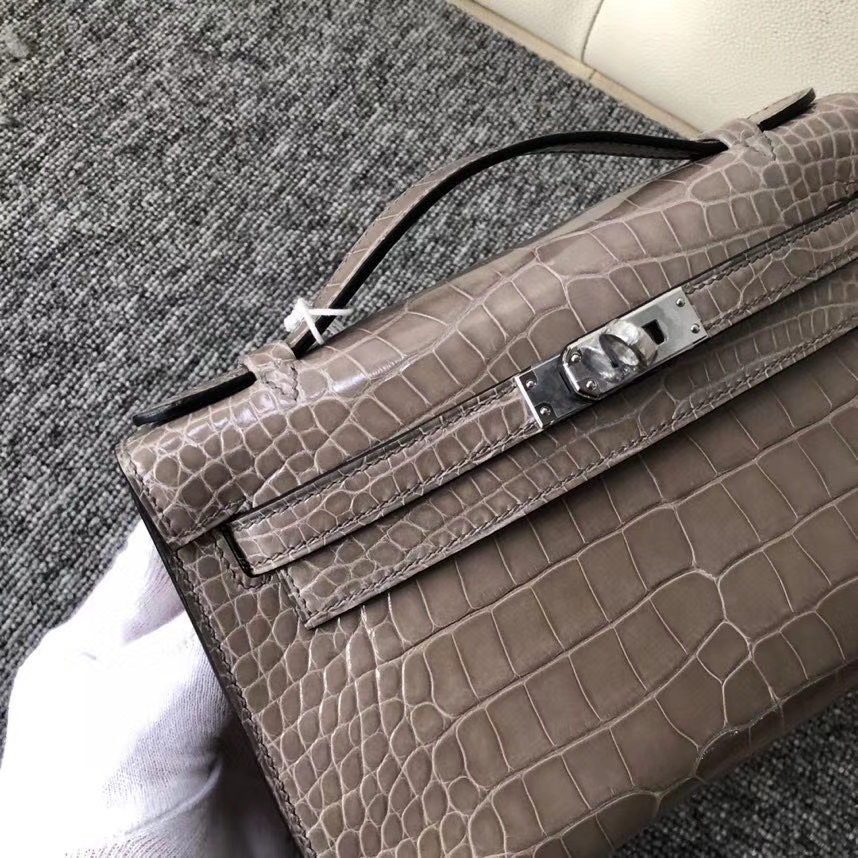 Hermès(爱马仕)Mini kelly pochette 22cm Alligator shiny 亮面鳄鱼 ck81 斑鸠灰 银扣 现货-拉尔森鳄鱼皮具定制 - 爱马仕包包官网 Hermès(爱马仕)Mini kelly pochette 22cm Alligator shiny 亮面鳄鱼 ck81 斑鸠灰 银扣 现货