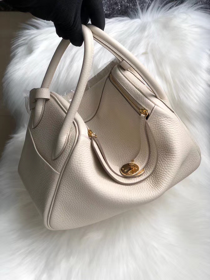 Hermès(爱马仕)Lindy 26cm ck10 奶昔白 Craie TC皮 金扣 顶级手缝 现货-拉尔森鳄鱼皮具定制 - 爱马仕包包官网 Hermès(爱马仕)Lindy 26cm ck10 奶昔白 Craie TC皮 金扣 顶级手缝 现货