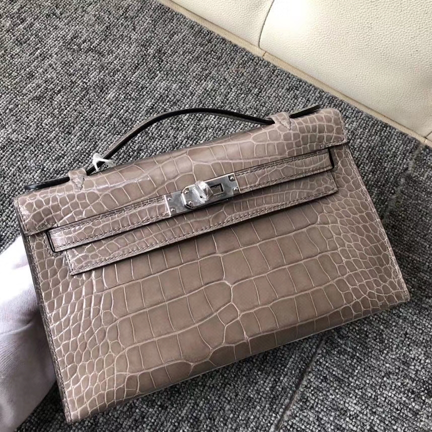 Hermès(爱马仕)Mini kelly pochette 22cm Alligator shiny 亮面鳄鱼 ck81 斑鸠灰 银扣 现货-拉尔森鳄鱼皮具定制 - 爱马仕包包官网 Hermès(爱马仕)Mini kelly pochette 22cm Alligator shiny 亮面鳄鱼 ck81 斑鸠灰 银扣 现货