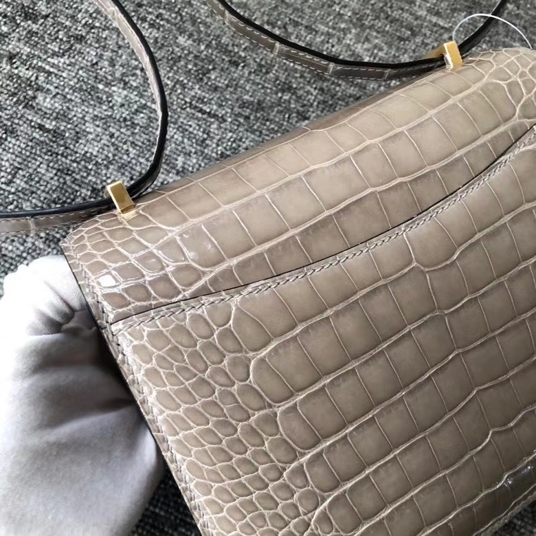 Hermès(爱马仕)Constance 18cm Alligator shiny 亮面鳄鱼 ck81 斑鸠灰 Gris T 金扣 顶级手缝 超美-拉尔森鳄鱼皮具定制 - 爱马仕包包官网 Hermès(爱马仕)Constance 18cm Alligator shiny 亮面鳄鱼 ck81 斑鸠灰 Gris T 金扣 顶级手缝 超美
