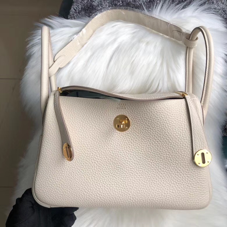 Hermès(爱马仕)Lindy 26cm ck10 奶昔白 Craie TC皮 金扣 顶级手缝 现货-拉尔森鳄鱼皮具定制 - 爱马仕包包官网 Hermès(爱马仕)Lindy 26cm ck10 奶昔白 Craie TC皮 金扣 顶级手缝 现货