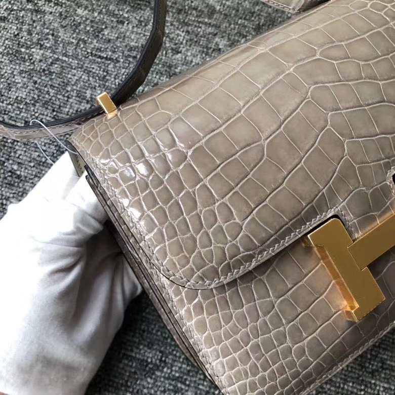 Hermès(爱马仕)Constance 18cm Alligator shiny 亮面鳄鱼 ck81 斑鸠灰 Gris T 金扣 顶级手缝 超美-拉尔森鳄鱼皮具定制 - 爱马仕包包官网 Hermès(爱马仕)Constance 18cm Alligator shiny 亮面鳄鱼 ck81 斑鸠灰 Gris T 金扣 顶级手缝 超美