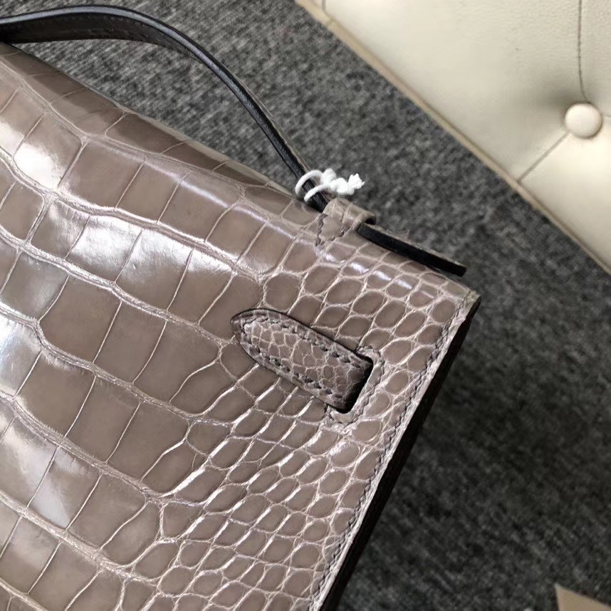 Hermès(爱马仕)Mini kelly pochette 22cm Alligator shiny 亮面鳄鱼 ck81 斑鸠灰 银扣 现货-拉尔森鳄鱼皮具定制 - 爱马仕包包官网 Hermès(爱马仕)Mini kelly pochette 22cm Alligator shiny 亮面鳄鱼 ck81 斑鸠灰 银扣 现货