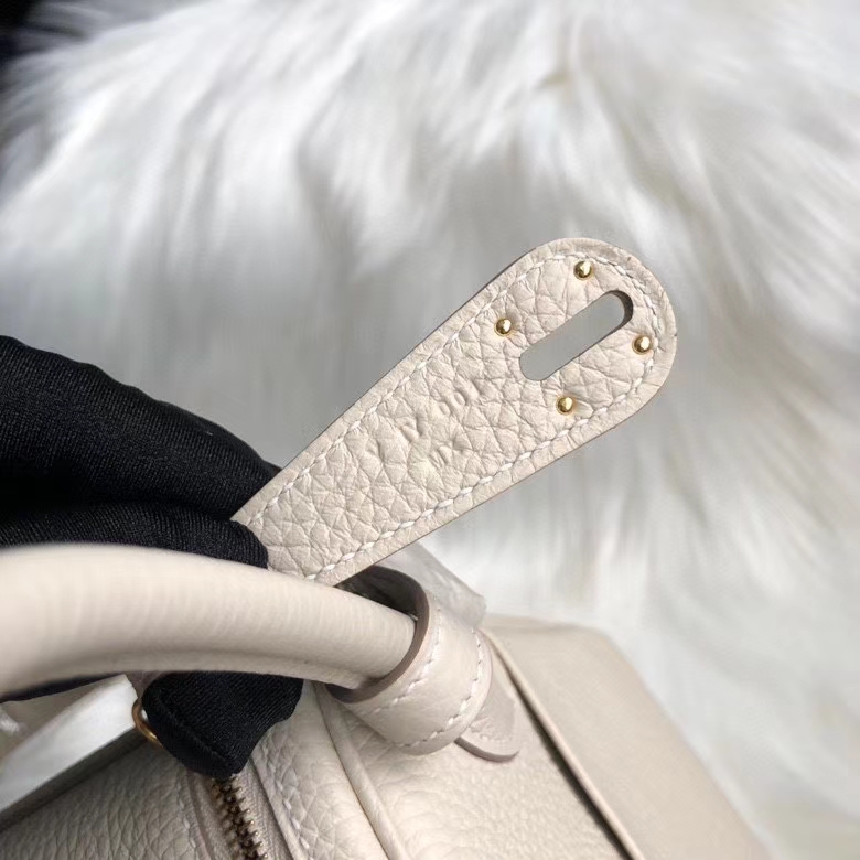 Hermès(爱马仕)Lindy 26cm ck10 奶昔白 Craie TC皮 金扣 顶级手缝 现货-拉尔森鳄鱼皮具定制 - 爱马仕包包官网 Hermès(爱马仕)Lindy 26cm ck10 奶昔白 Craie TC皮 金扣 顶级手缝 现货