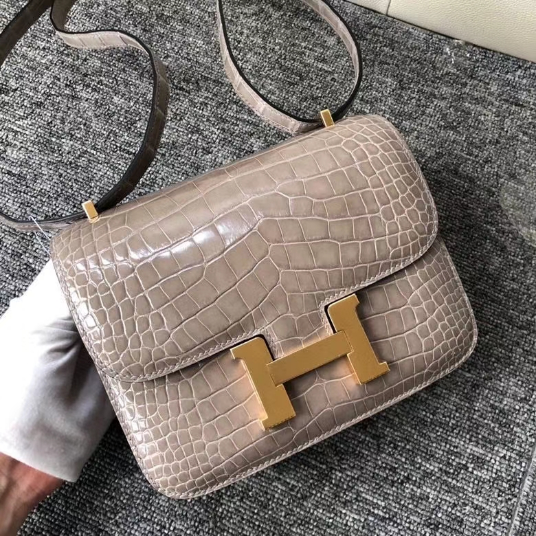 Hermès(爱马仕)Constance 18cm Alligator shiny 亮面鳄鱼 ck81 斑鸠灰 Gris T 金扣 顶级手缝 超美-拉尔森鳄鱼皮具定制 - 爱马仕包包官网 Hermès(爱马仕)Constance 18cm Alligator shiny 亮面鳄鱼 ck81 斑鸠灰 Gris T 金扣 顶级手缝 超美