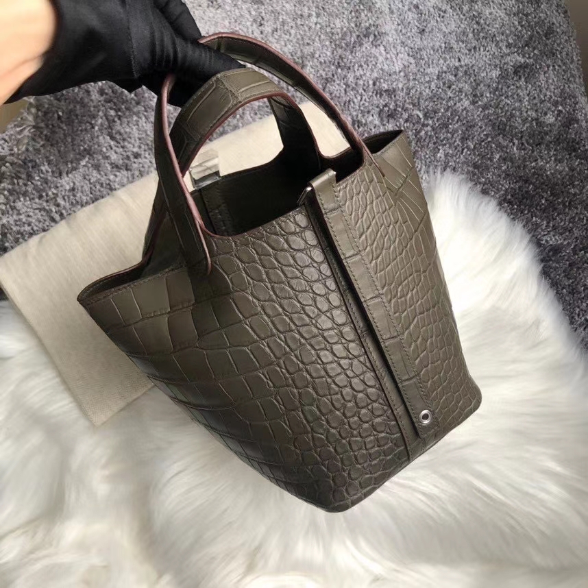 Hermès(爱马仕)Picotin 18cm Alligator matt 雾面鳄鱼 M1 新大象灰 银扣 顶级手缝 定制-拉尔森鳄鱼皮具定制 - 爱马仕包包官网 Hermès(爱马仕)Picotin 18cm Alligator matt 雾面鳄鱼 M1 新大象灰 银扣 顶级手缝 定制