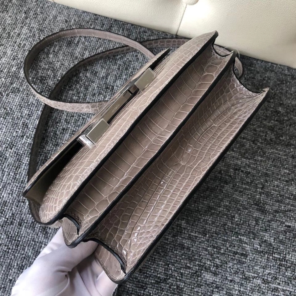 Hermès（爱马仕）Constance 18cm Alligator shiny 亮面鳄鱼 ck81 斑鸠灰 Gris T  银扣 顶级手缝 现货