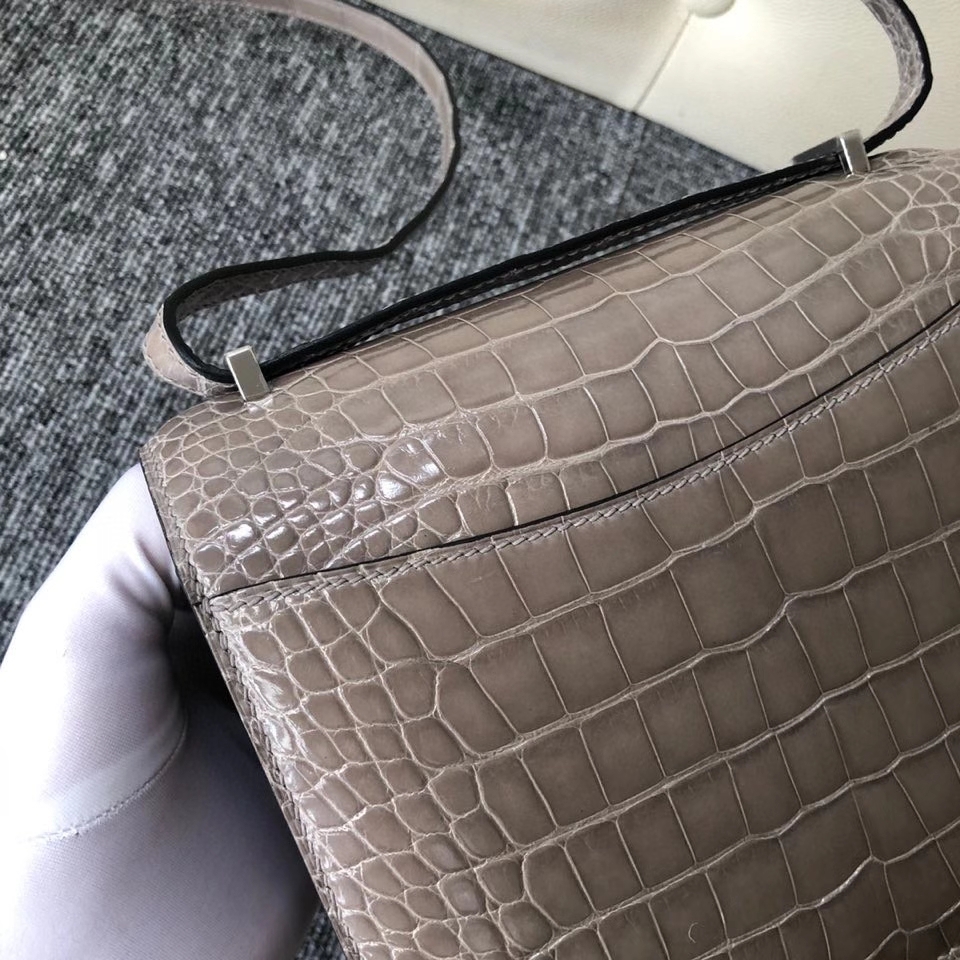 Hermès（爱马仕）Constance 18cm Alligator shiny 亮面鳄鱼 ck81 斑鸠灰 Gris T  银扣 顶级手缝 现货