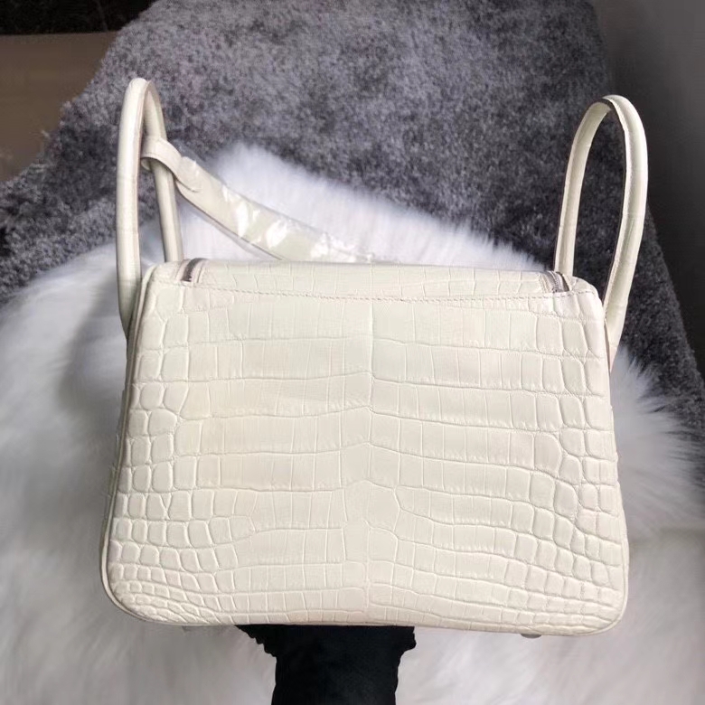 Hermès(爱马仕)Lindy 26cm Crocodile matt 雾面鳄鱼 8L 奶油白 Beton 银扣 顶级手缝 现货-拉尔森鳄鱼皮具定制 - 爱马仕包包官网 Hermès(爱马仕)Lindy 26cm Crocodile matt 雾面鳄鱼 8L 奶油白 Beton 银扣 顶级手缝 现货