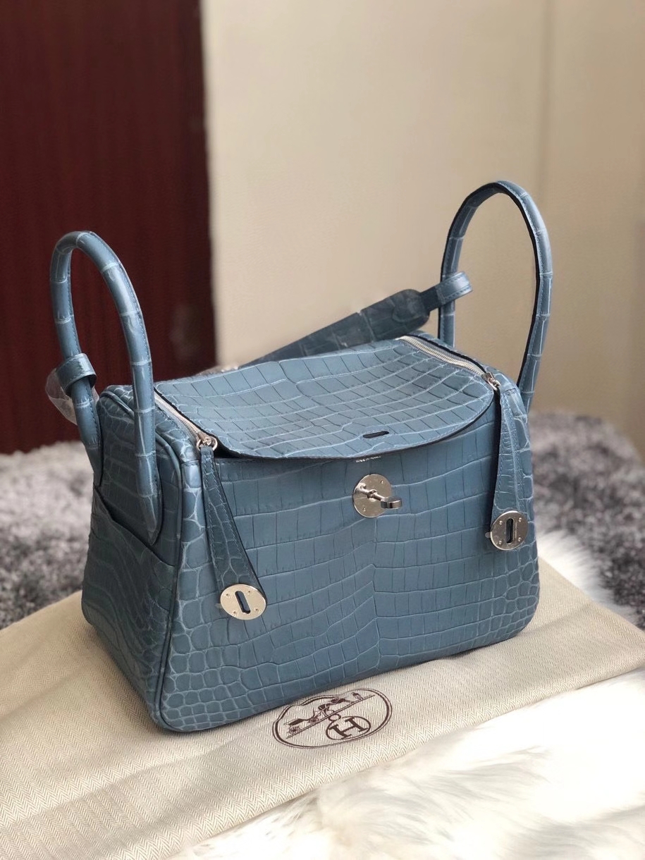 Hermès(爱马仕)Lindy 26cm Crocodile matt 雾面鳄鱼 7n 风暴蓝 银扣 顶级手缝 定制-拉尔森鳄鱼皮具定制 - 爱马仕包包官网 Hermès(爱马仕)Lindy 26cm Crocodile matt 雾面鳄鱼 7n 风暴蓝 银扣 顶级手缝 定制