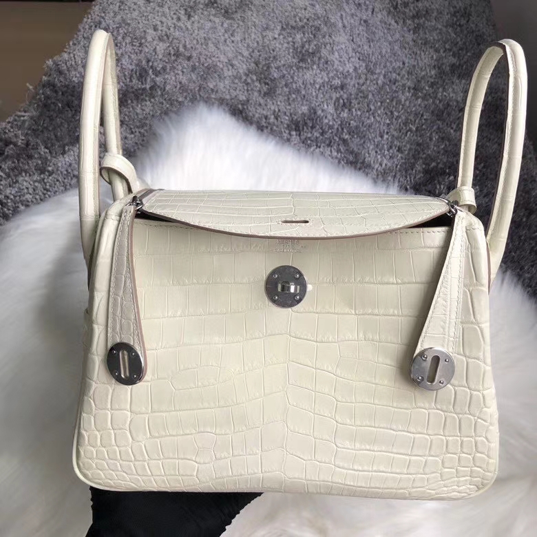 Hermès(爱马仕)Lindy 26cm Crocodile matt 雾面鳄鱼 8L 奶油白 Beton 银扣 顶级手缝 现货-拉尔森鳄鱼皮具定制 - 爱马仕包包官网 Hermès(爱马仕)Lindy 26cm Crocodile matt 雾面鳄鱼 8L 奶油白 Beton 银扣 顶级手缝 现货
