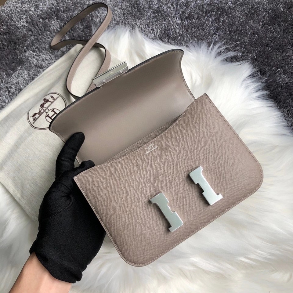 Hermès(爱马仕)Constance 18cm Epsom 原厂掌纹皮 M8 沥青灰 Gris ashpite 银扣 顶级手缝 现货-拉尔森鳄鱼皮具定制 - 爱马仕包包官网 Hermès(爱马仕)Constance 18cm Epsom 原厂掌纹皮 M8 沥青灰 Gris ashpite 银扣 顶级手缝 现货